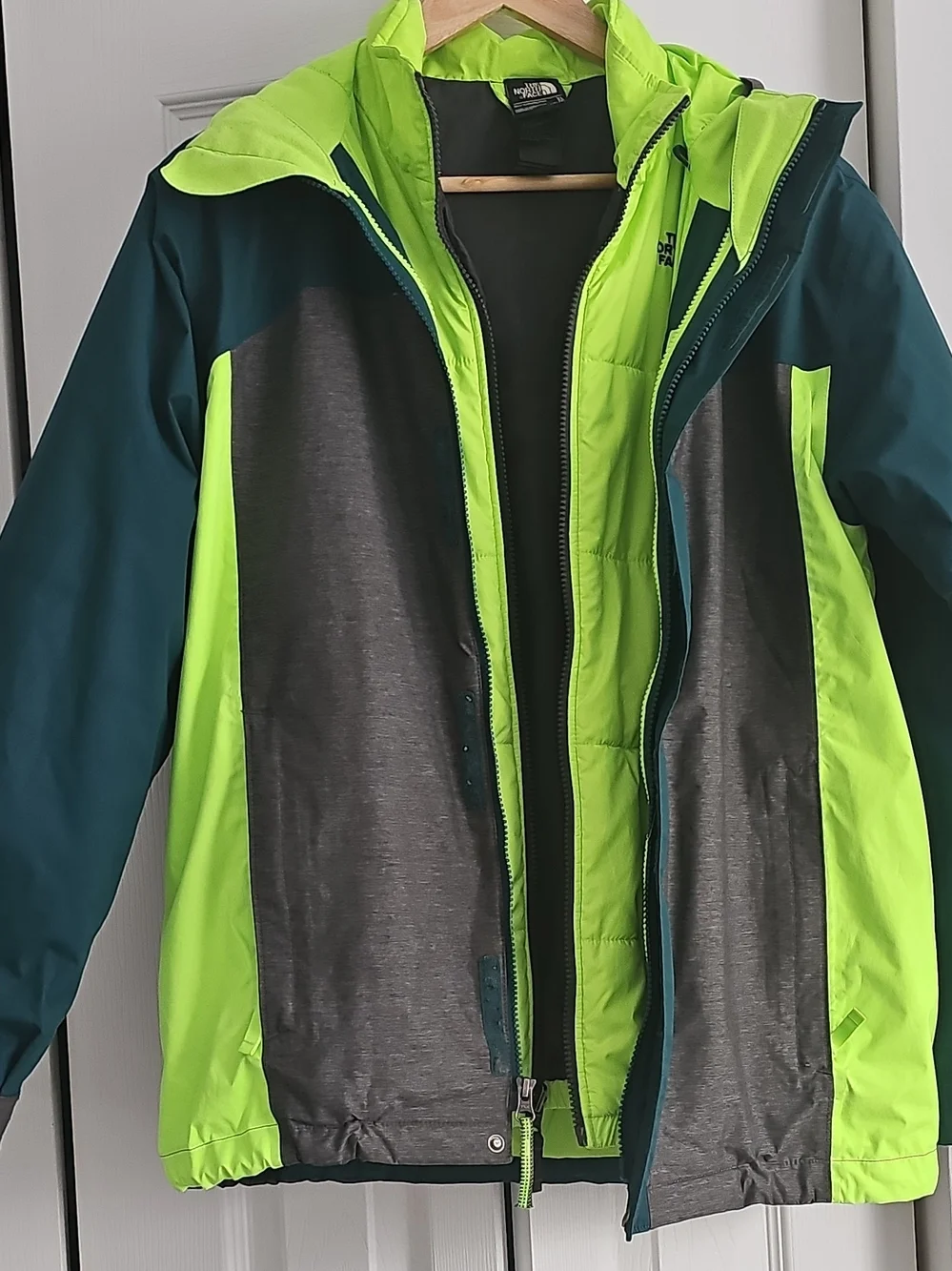 The North Face Black Tag with Teal Trim, 2 In 1, Boys XL.